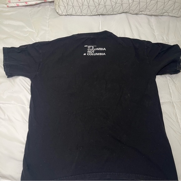 black t-shirt with "It's Colombia not Columbia" design - Picture 3 of 7